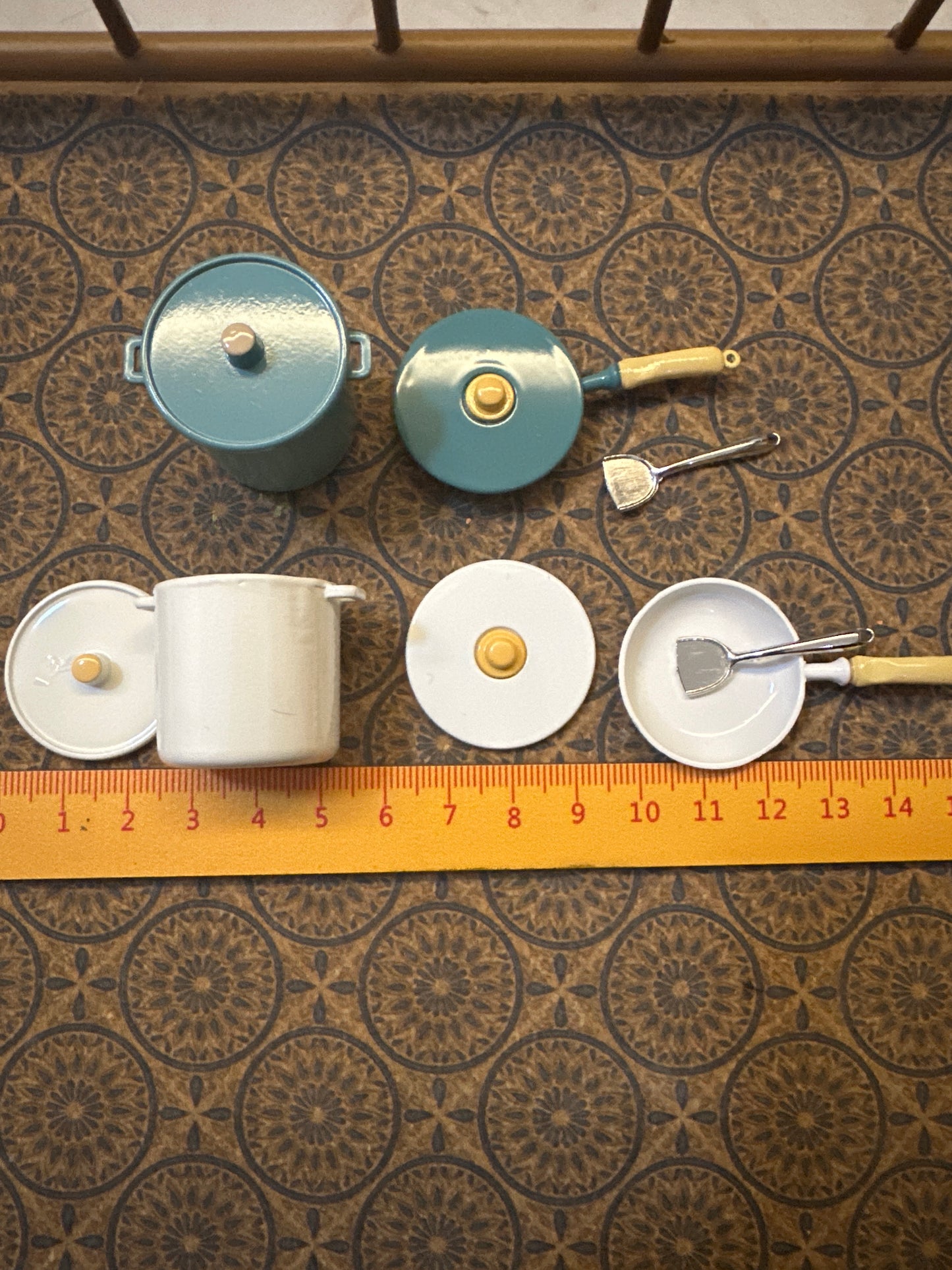 Lily minis-dollhouse miniature Metal high pot + flat pot 2pcs