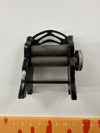 Lily minis-dollhouse Black hand-cranked noodle grinder