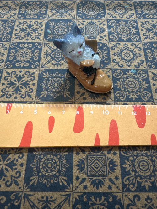 Lily minis-dollhouse miniature Shoes Cat
