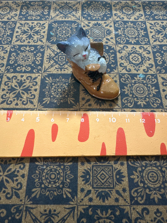 Lily minis-dollhouse miniature Shoes Cat