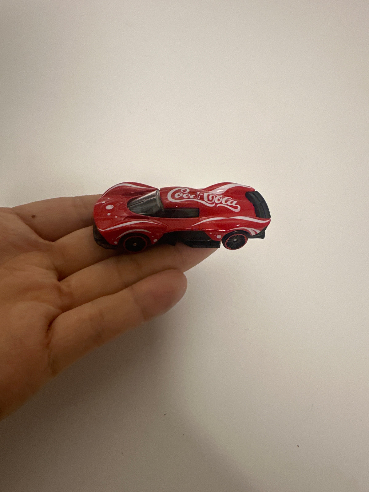 Lily minis-dollhouse miniature Metal Coca-Cola car