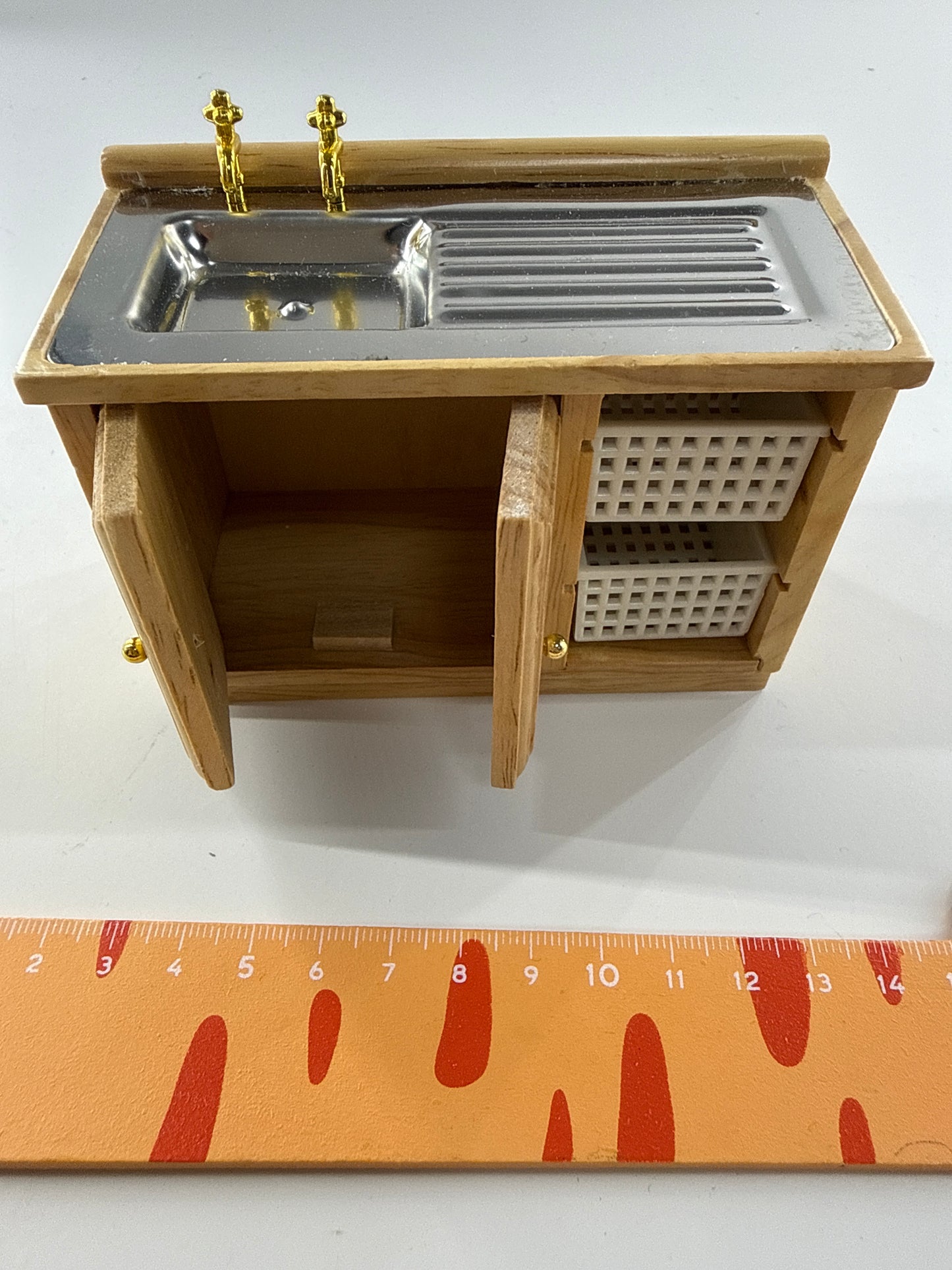 Lily minis-dollhouse Wooden washstand