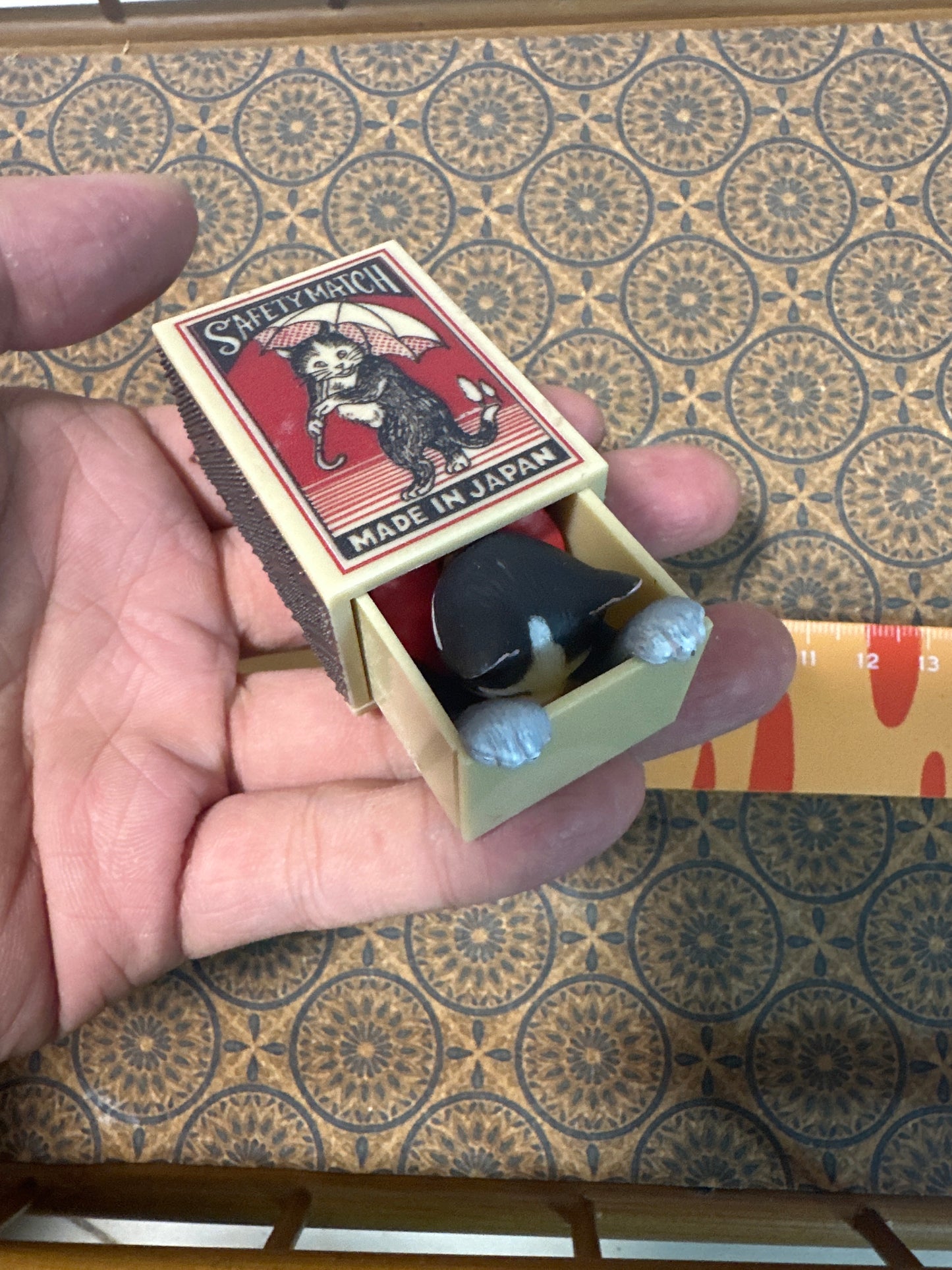 Lily minis-dollhouse miniature Drawer cat