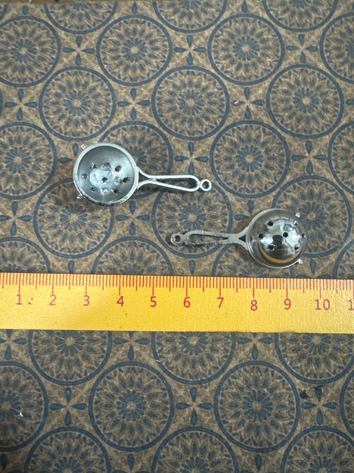 Lily minis-dollhouse miniature Metal kitchen utensils