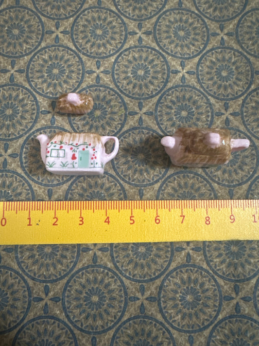 Lily minis-dollhouse miniature Painted teapot 2pcs