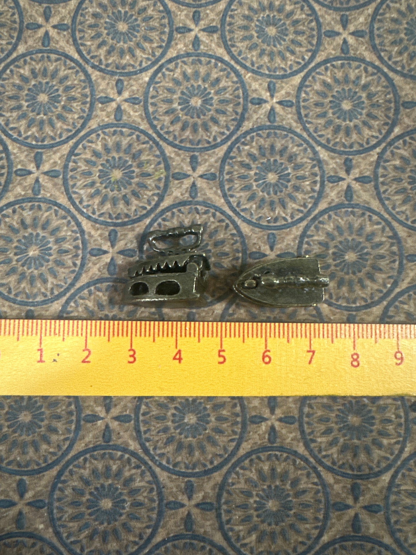 Lily minis-dollhouse miniature Metal iron