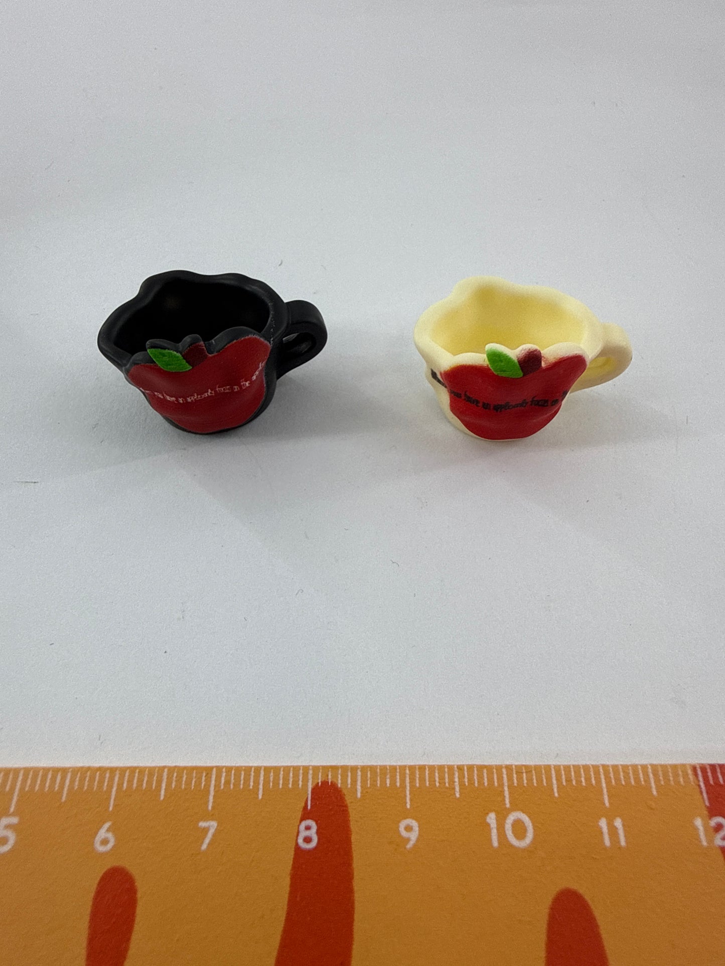 Lily minis-dollhouse Apple modeling cup2pcs