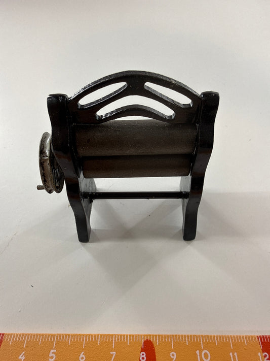Lily minis-dollhouse Black hand-cranked noodle grinder