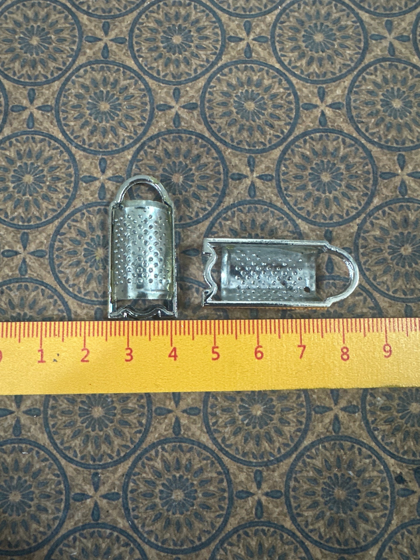 Lily minis-dollhouse miniature Metal kitchen utensils