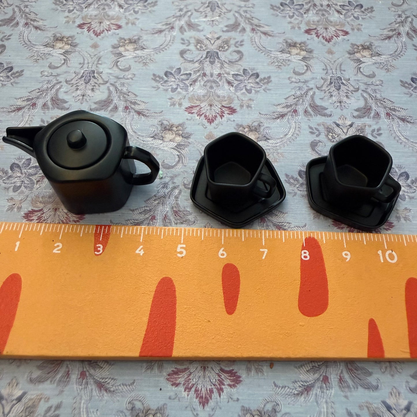 Lily minis- dollhouse miniature metal tea pots sets