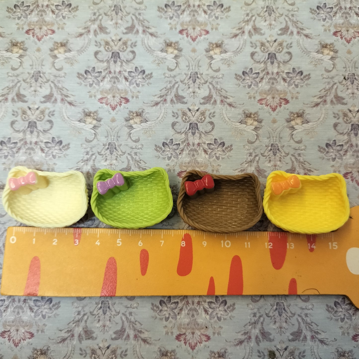 Lily minis Miniature HK Basket for Dollhouse $3 4pcs Random color