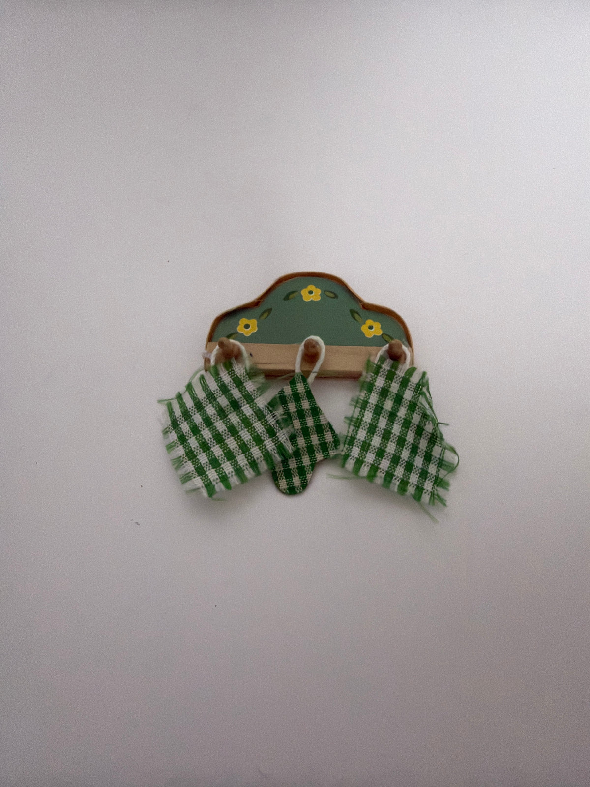 Lily minis-dollhouse miniature Towel rail