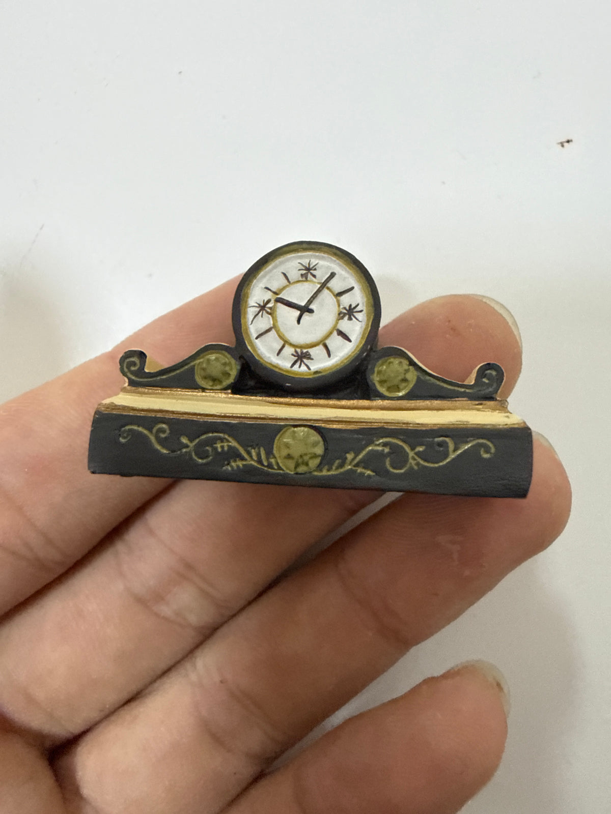 Lily minis-dollhouse Timepiece